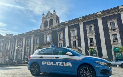 Armato di cocci molesta e minaccia i passanti: momenti di tensione in via Etnea