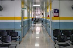 Follia al Pronto Soccorso del Cannizzaro, 36enne aggredisce medici e infermieri a calci e pugni