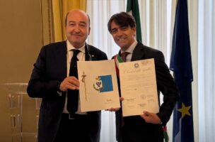 Misterbianco, consegnata la nuova bandiera della città. Corsaro: «Simbolo di identità»