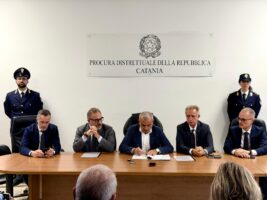 Frodi informatiche, protocollo tra la Procura etnea e Polizia. Al via il sistema di IA “TESEO”